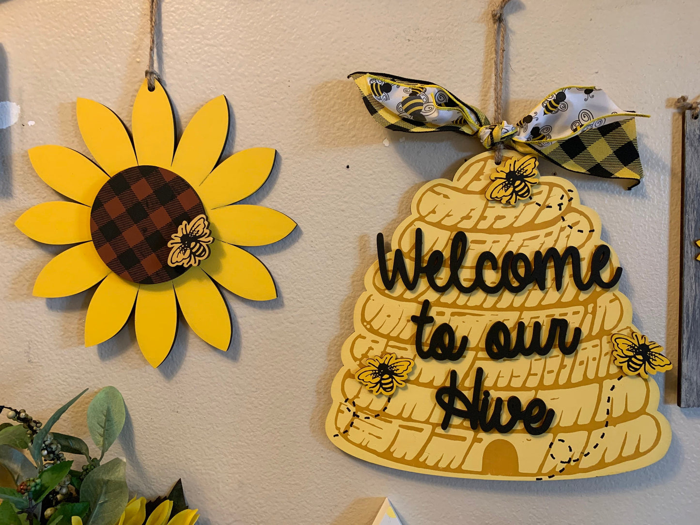 8" Sunflower cutout & Bee, Unfinished Wooden Sunflower